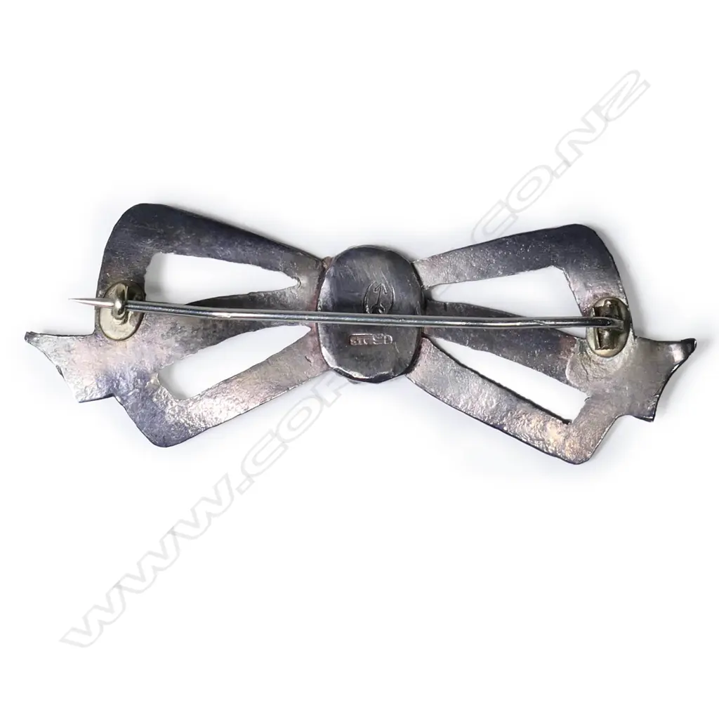 Edith Morris (Wellington) silver Arts & Crafts bow brooch, Image 1++